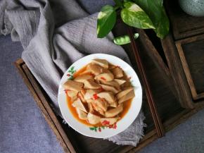 煮到芋艿变软加盐调味，开锅把汤汁收浓即可