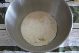 中种部分材料先液体后粉类，酵母和盐分开两个角落，不要接触。