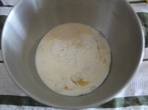 中种部分材料先液体后粉类，酵母和盐分开两个角落，不要接触。