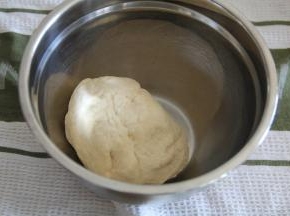 厨师机1档混合无干粉，再2档打到成团。材料比较干，不需要光滑。觉得混合不彻底，可以拿出来带PVC手套再揉一会。放入盆中，盖保鲜膜，冷藏发酵12-24个小时。