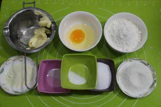 中种快发好，可以制作酥皮。黄油切小块软化（可以室温或者烤箱发酵档）。