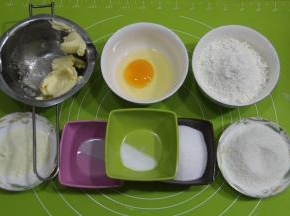 中种快发好，可以制作酥皮。黄油切小块软化（可以室温或者烤箱发酵档）。