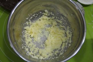 加入酥皮部分糖粉，用刮刀先混合一下，防止糖粉飞溅，再用电动打蛋器中速打到微微发白。