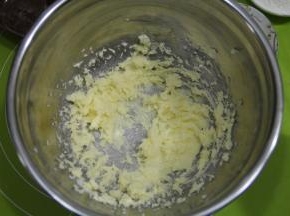 加入酥皮部分糖粉，用刮刀先混合一下，防止糖粉飞溅，再用电动打蛋器中速打到微微发白。