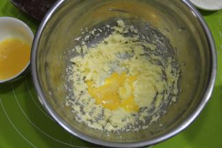 分3次加入全蛋液。每次都要打到蛋液吸收再加下一次，直到蛋液全部加完。打到最后很顺滑。蓬松状。