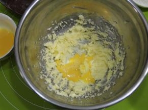 分3次加入全蛋液。每次都要打到蛋液吸收再加下一次，直到蛋液全部加完。打到最后很顺滑。蓬松状。