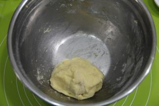 轻轻翻拌均匀即可。可以装入保鲜袋放冰箱冷藏备用。如果没有提前太久制作，也可以直接使用。