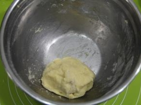 轻轻翻拌均匀即可。可以装入保鲜袋放冰箱冷藏备用。如果没有提前太久制作，也可以直接使用。