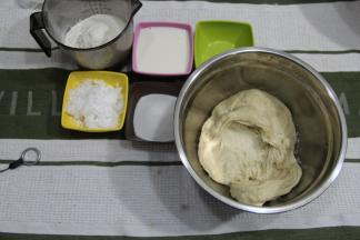 发好的种面，体积变2-2.5倍大，拉起成蜂窝状。看状态。不想冷藏发，也可以室温不超过28度发，同样状态。