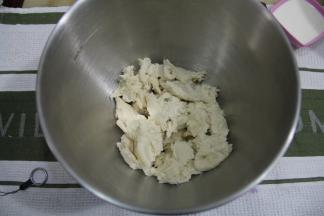 种面扯成小块，放入打面桶