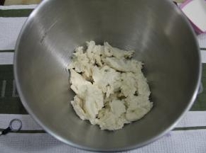 种面扯成小块，放入打面桶