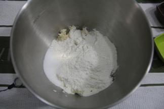 加入主面团除椰油以外的材料，盐糖分两个角落。