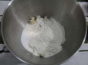 加入主面团除椰油以外的材料，盐糖分两个角落。