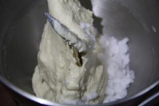 加入室温软化的椰油。先2档打面，让椰油和面团融合。再转3档打到出手套膜阶段即可。搅打时间看自己厨师机功率。