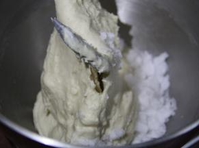 加入室温软化的椰油。先2档打面，让椰油和面团融合。再转3档打到出手套膜阶段即可。搅打时间看自己厨师机功率。