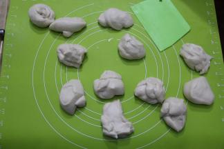 将面团分成12份，65克一个。