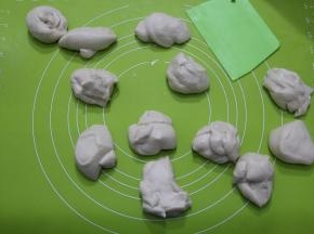 将面团分成12份，65克一个。