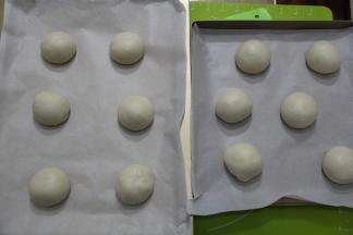 右手反C状握面团，逆时针滚圆面团。