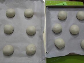 右手反C状握面团，逆时针滚圆面团。