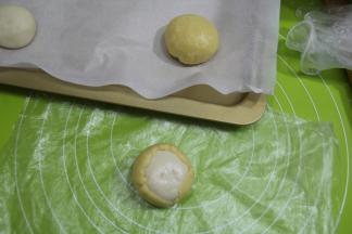 然后将酥皮贴合到面团底部，略收紧即可。