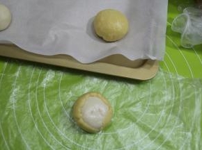 然后将酥皮贴合到面团底部，略收紧即可。