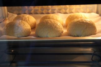 然后将发好的菠萝包放入预热好的烤箱中层，转上下180度烤20分钟，上色满意及时加盖锡纸