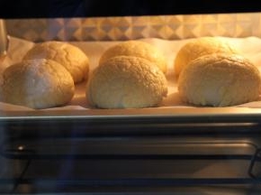 然后将发好的菠萝包放入预热好的烤箱中层，转上下180度烤20分钟，上色满意及时加盖锡纸