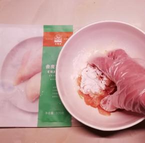 放入淀粉 反复抓匀腌制15分钟
