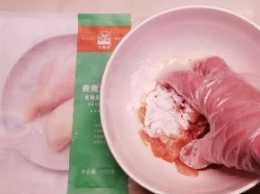 放入淀粉 反复抓匀腌制15分钟