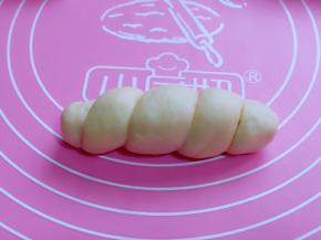 收口捏紧，依依次做完。