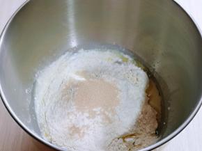 首先将称好的液体“玉米油，牛奶”先倒入厨师机桶中，再加入鸡蛋，糖，面粉，酵母粉。