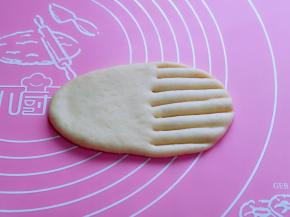 再用筷子压出印记，如图。