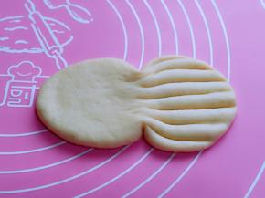 再用筷子再中间夹一下，如图。