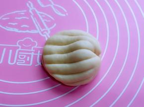 从中间对折，中间对折出用筷子再捏一下。(可以在贝壳中间刷上少许食用油，容易打开，中间可以夹菜)