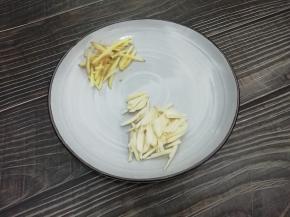 把姜和蒜切成丝