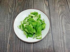 青椒洗干净切去两头，然后把里面的籽挖出切上片