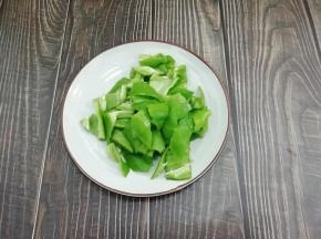 青椒洗干净切去两头，然后把里面的籽挖出切上片