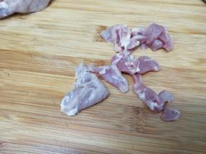 买回来的肉洗干净切成片