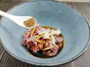 加入五香粉搅拌均匀腌制15分钟