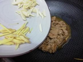 然后把姜和蒜放入锅中，炒出蒜香味