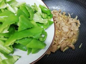 把青椒放入锅中翻炒片刻，然后加入鸡精，炒均匀即可关火出锅