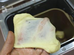 .除黄油外，将面团中的其它原材料按放入东菱面包机中，开启1个揉面程序。揉至面团光滑，能拉出厚膜。