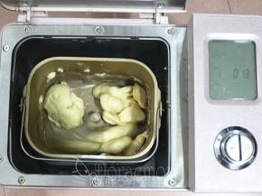 加入黄油，面团切成小块，继续一个揉面程序。