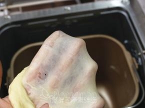 揉至扩展阶段，面团能拉出较薄的膜即可。