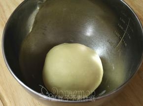 面团团圆之后放入大碗中，在室温下（约28℃）发酵。