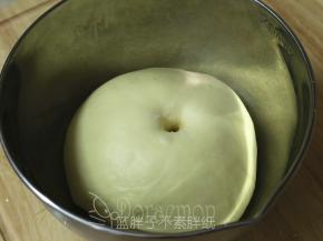 大概60分钟之后，面团发酵到两倍大，手指沾面粉戳一个洞，不回缩、不塌陷即表示发酵完成。