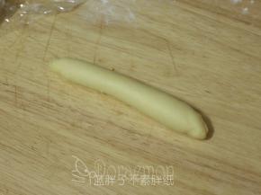 将面团由上往下卷起来。再松弛10分钟，松弛好的面团继续搓长一点。