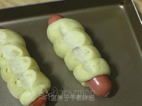 发酵好的面团用刀割出割口，记得不要太深。表面挤上沙拉酱，撒上香葱碎。