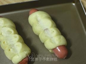 发酵好的面团用刀割出割口，记得不要太深。表面挤上沙拉酱，撒上香葱碎。