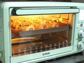 将面团送入预热好的烤箱，中层，上下火175℃，烘烤18分钟。